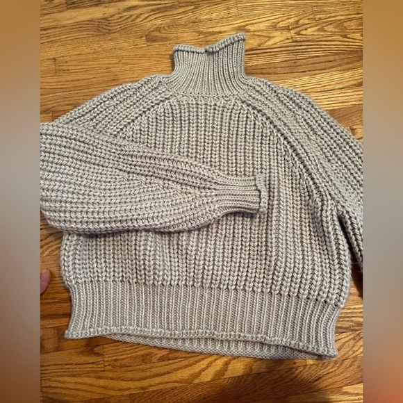 H&M Turtle Neck Sweater with Ribbed Knit- Size small - Picture 3 of 9